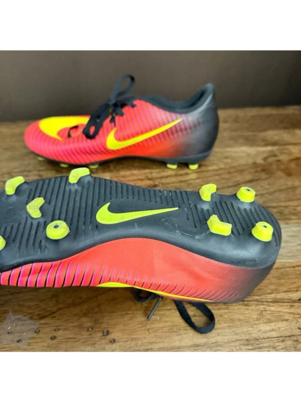 Nike Jr. Mercurial Vapor XI FG Soccer Cleat (4Y) Total Crimson, Black